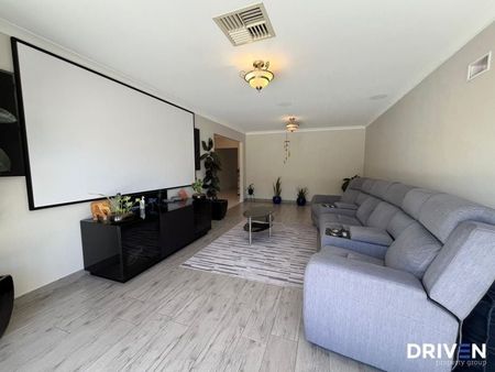 Fully Furnished Family Home Opposite Parkland - Photo 2