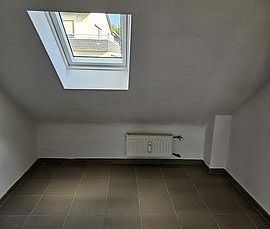 Moderne Dachgeschosswohnung in ruhiger Lage - Photo 1
