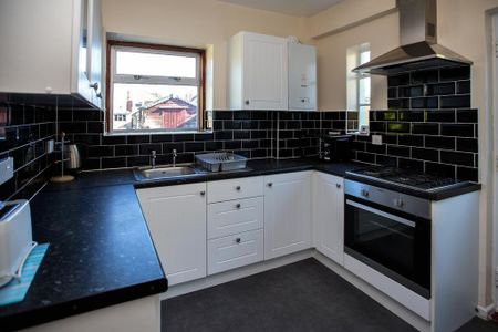 4 bedroom semi-detached house to rent - Photo 4