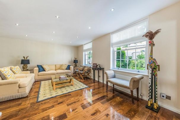 3 bedroom mews to rent - Photo 1