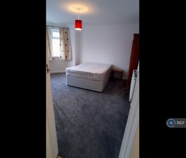 4 bedroom semi-detached house to rent - Photo 3