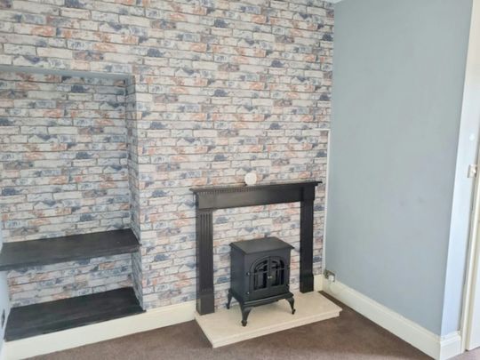 Flat to rent on - Photo 1
