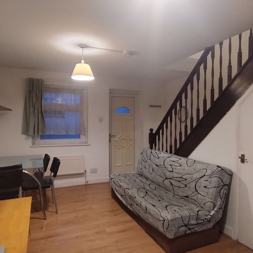 Sycamore Avenue, London - Photo 1