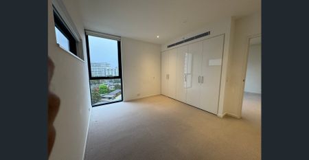 Over size one bedroom | Central Location Close to Everything - Photo 2