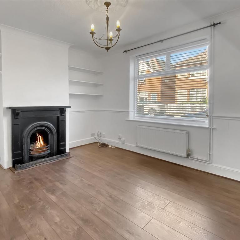 3 bedroom end of terrace house to rent - Photo 1