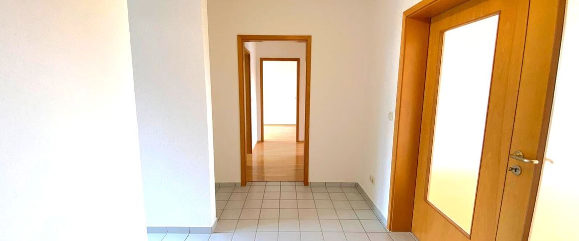 Frisch renovierte 4-Zimmer-Wohnung mit Balkon, Keller und Tiefgaragenstellplatz in Trier Tarforst !! - Photo 1