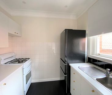 WELL LOCATED, SUN FILLED & PRIVATE ART DECO APARTMENT - Photo 6