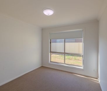 Comfortable 4-Bedroom Home with Large Outdoor Space - Photo 4