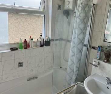 3 Bed Terraced House, Turnpike Link, CR0 - Photo 2