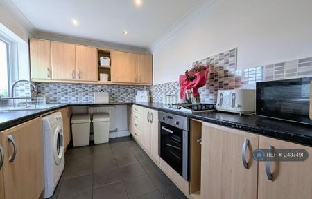 3 bedroom flat to rent - Photo 4
