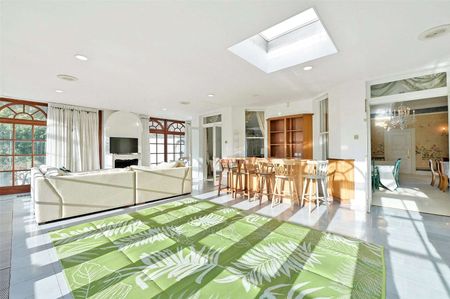 An impressive and imposing country residence set within about 16.21 acres (6.55 hectares) of grounds and gardens, with equestrian and leisure facilities and staff/guest accommodation - Photo 2