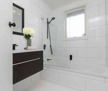 Warm house with lots of day light - Photo 5