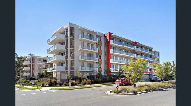 “Luxurious Top-Floor Apartment with Unmatched Style and Convenience” - Photo 1