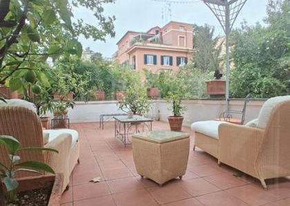 Villa-Parioli: Beautiful independent house with large private garden and terraces. Spacious living, formal dining, study-music room, sun room, 5 bedrooms, 4 bathrooms, parking. rif 163
