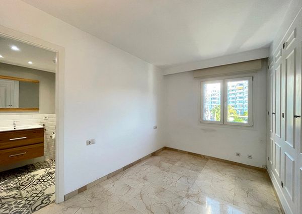 Elegante apartamento con terraza, piscina, vistas al mar, parking, 3 dormitorios. San Agustin, Palma.