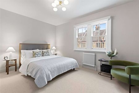 Beautifully renovated, 4 bed house, offering a private patio garden. - Photo 4