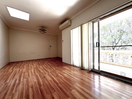 Conveniently Located 2 Bedroom Unit - Photo 3