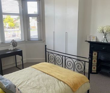 4 Bed Semi-Detached House, Hertford Rd, IG2 - Photo 3