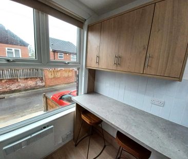 3 bedroom flat to rent - Photo 3