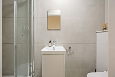 Stunning Kensington Garden Retreat: 2 Bedroom & 2 Bathroom Luxe Basement Apartment - Photo 2