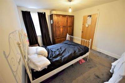 2 bedroom Flat in Flat 21, 45 Cardigan Road - Photo 2