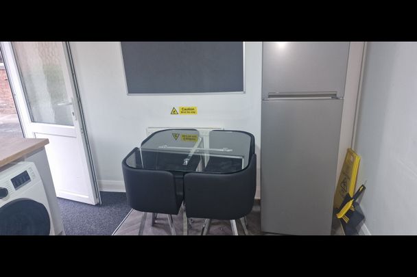 Room in a Shared Flat, Springfield Court, B28 - Photo 1