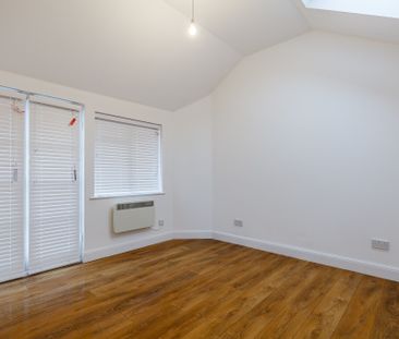 High Spec One Bed Unique Conversion to Let in Twickenham – Secluded... - Photo 1