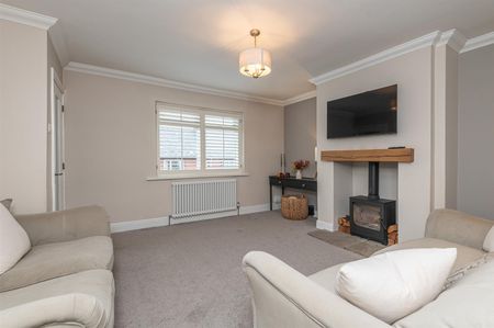 4 bed terraced house to rent in Lindwell Grove, Greetland, Halifax - Photo 2