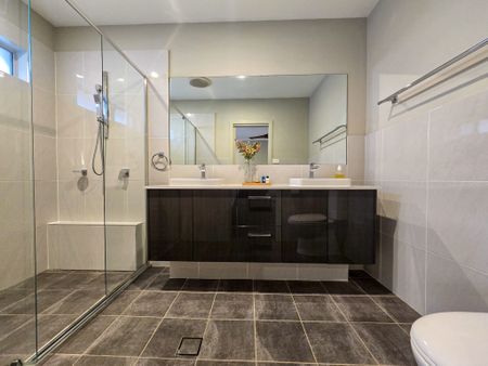 Spacious Family Home in a Prime Oran Park Location - Photo 3
