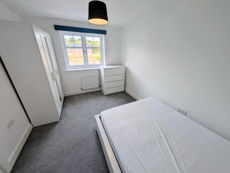 4 bedroom semi-detached house to rent - Photo 4