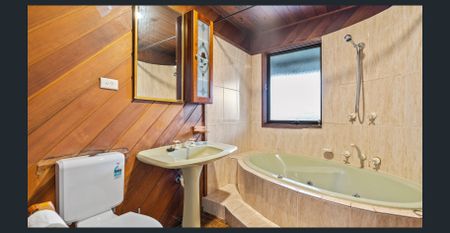 Exquistite 4-bedroom home with a pool - Photo 5