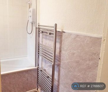 3 bedroom flat to rent - Photo 4
