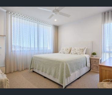 Style, Space and Sweeping Views - Unfurnished - Photo 3