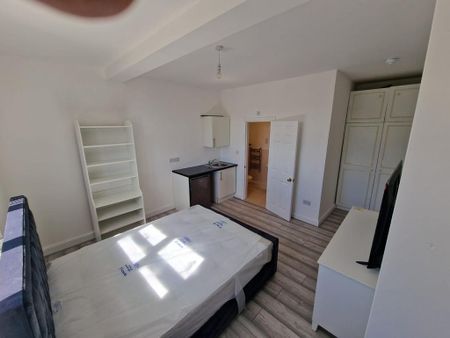 1 bedroom in a house share to rent - Photo 4