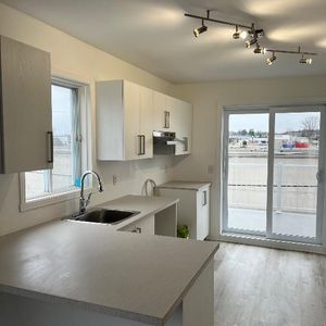 Très beau grand 5 1/2 à louer à St Jérôme très propre impeccable , pas d’animaux, 2 ème etage, 2 espace de stationnement, libre immédiatement, balcon - Photo 2