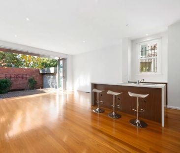 Beautiful balance of classical and contemporary - Photo 1