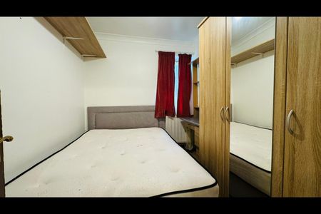 2 Bed Flat, Buntingbridge Road, IG2 - Photo 3