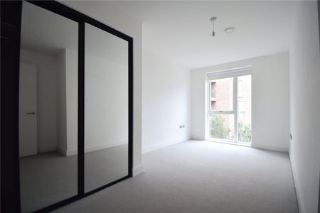 Well presented 3 bedroom second floor apartment set within the grounds of Homerton College and within walking distance of both the Railway Station and Leisure complex. Under floor heating throughout. Unfurnished. - Photo 4