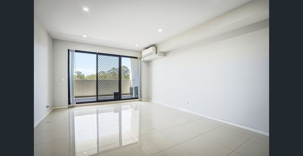 Modern Two-Bedroom Apartment in Prime Location - Photo 1