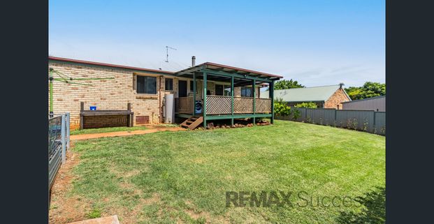 Comfortable Family Living in a Quiet Glenvale Location - Photo 1