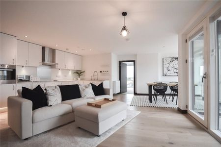 Well presented 2 bedroom 5th floor apartment situated within this prestigious development offering immediate access to the railway station and close proximity to the City centre. Video phone entry system. Furnished. - Photo 2