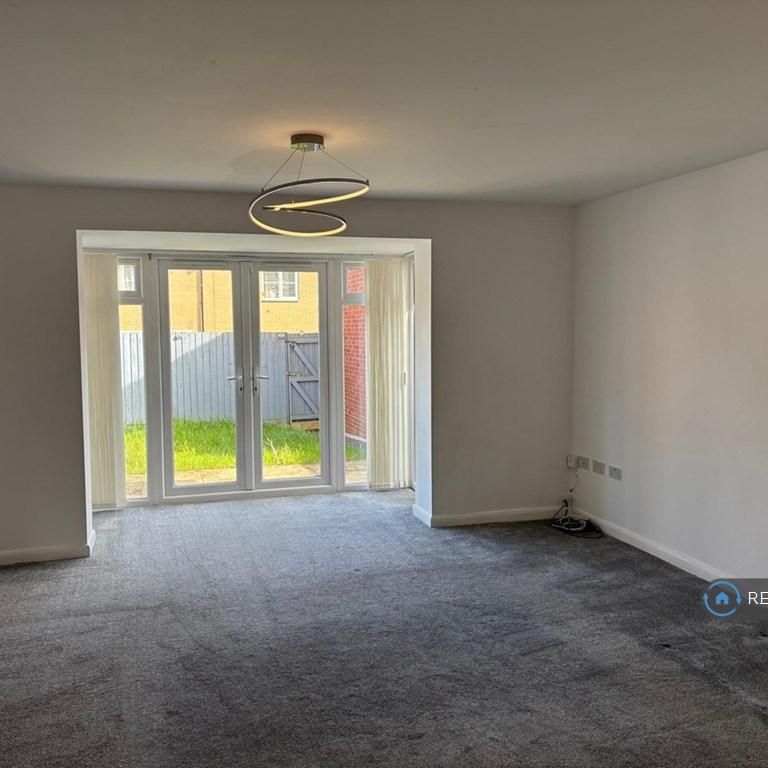 4 bedroom semi-detached house to rent - Photo 1