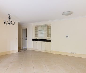 Private garden apartment in resort-style grounds - Photo 3