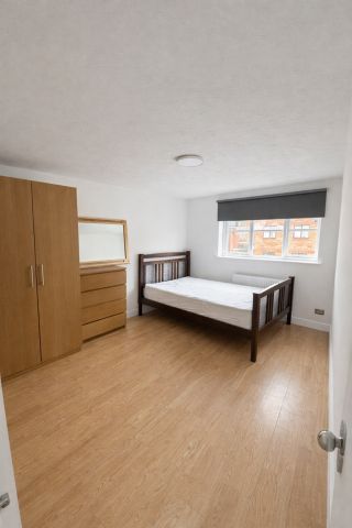 3 Bed Terraced House, Harlinger St, SE18 - Photo 3