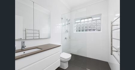 Charming 4 Bedroom Family Home - Photo 4