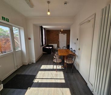 9 Bed Student Accommodation - Photo 1