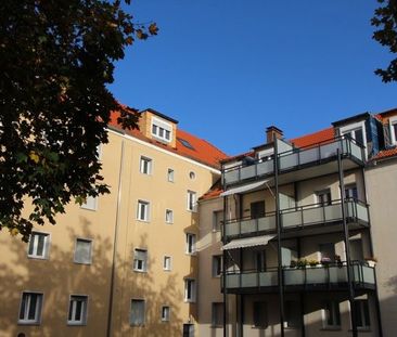 Perfekt für Singles - kleine DG-Wohnung mit Balkon und Fassadenvoll... - Photo 1