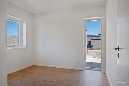 I det attraktive nye kvarter i Eriksborg, finder du Helleparken med 82 boliger. Fordelt både to og et plansrækkehuse. Omdrejningspunkter for de nye boliger er lys, luft og livskvalitet. Lejemålene inderholder fra 4 til 5 værelser - perfekt til både børnefamilien, det yngre par og seniorparret. - Foto 3