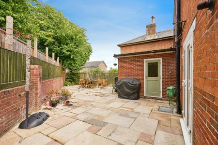 4 bedroom detached house to rent - Photo 2