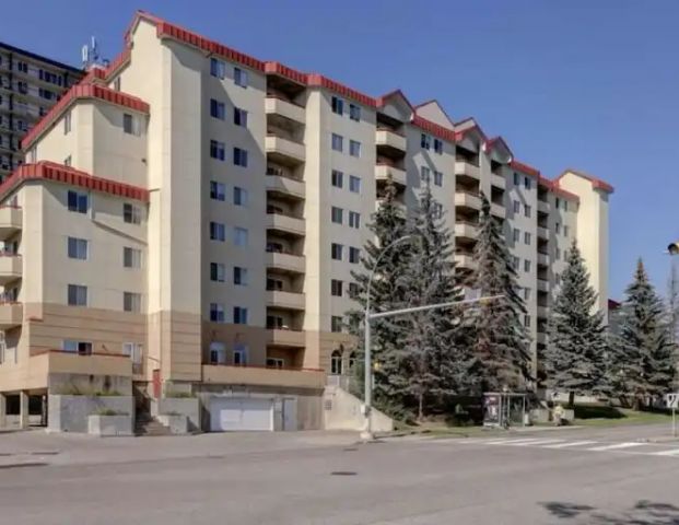 Spacious 2 Bed / 2 Bath Condo – All Utilities + Internet + Parking – $1,950 | 504 - 2011 University Dr NW, Calgary - Photo 1